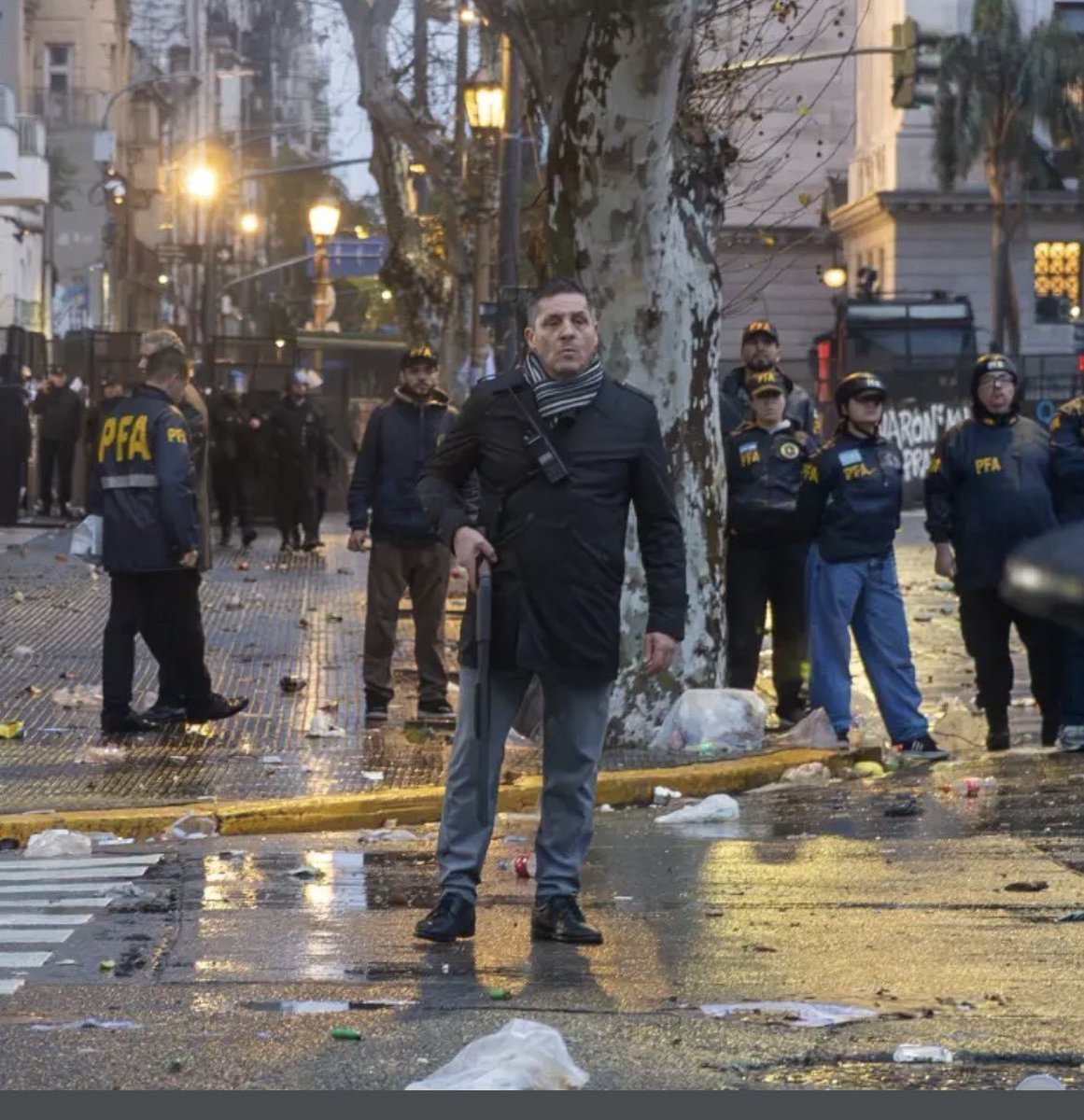 MConurbasic's tweet photo. 🚨 SORETE IDENTIFICADO 🚨
Finalmente se supo quién es el intento de ASESINO de la Policía Federal que, vestido de civil, apuntaba a la cara de los manifestantes.

Se trata del Comisario Inspector GUSTAVO ANTONIO GAUNA.

Que circule... https://t.co/Hc322eqv08