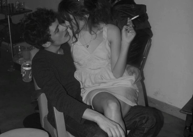 juniperpyre's tweet photo. james potter and lily evans (good friends, nothing more) drunk at a gryffindor party in march '78, as taken by sirius black https://t.co/FIQ3WpRuNv