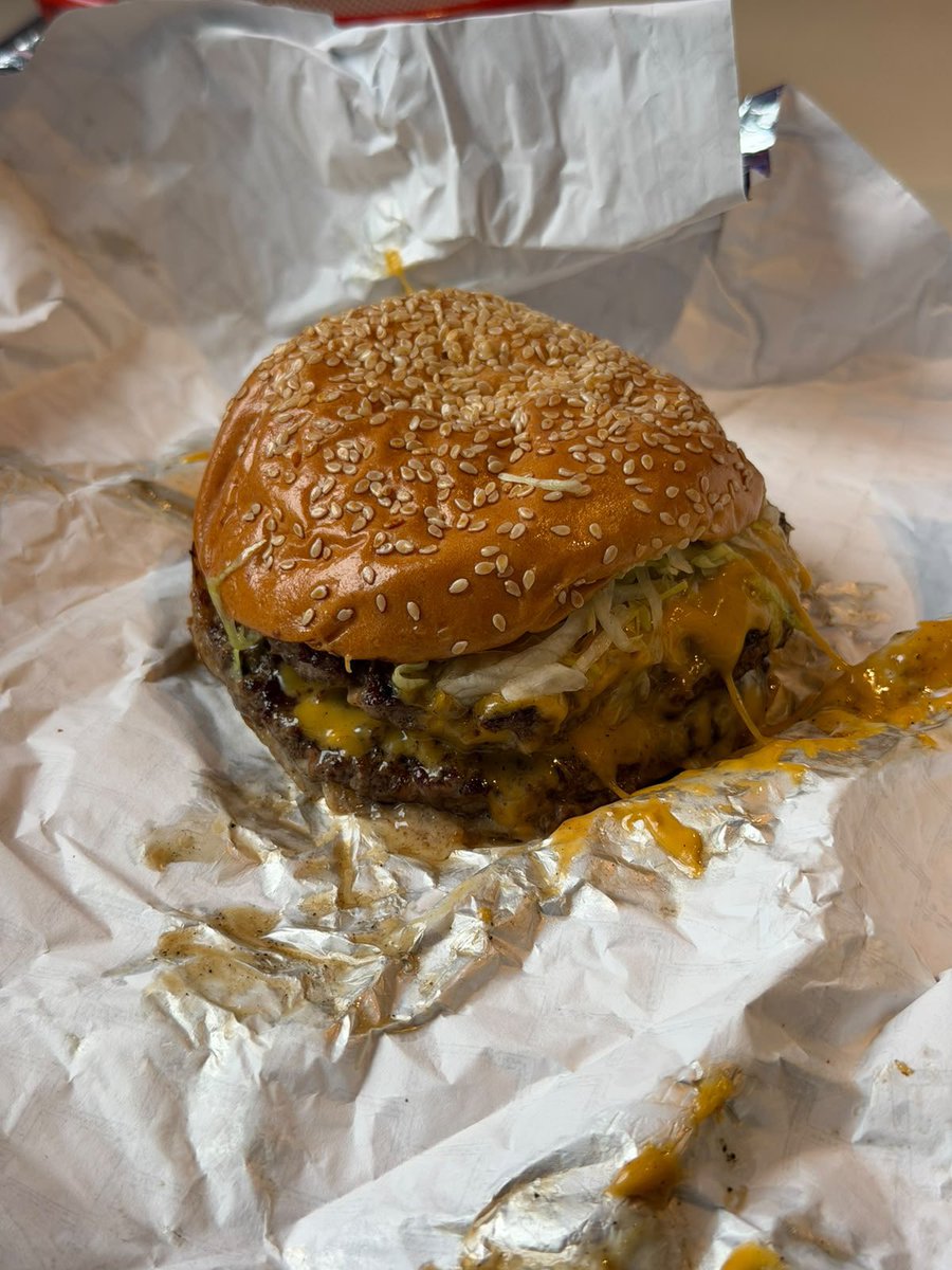 OctavioLarralde's tweet photo. Desde mañana, lunes, Franks Grill va a ofrecer un homenaje a la Grand Tasty. Puede llegar a ser el peak de los homenajes. Veremos si supera la Bigkid de Kiddo en cuanto a sabor. 

Va a venir con un Dip de salsa Tasty aparte para untar la hamburguesa. Parece enchastrosa y muy sabrosa. 

Que manija de morfarme una che. Esta foto me la mandan desde Franks:
