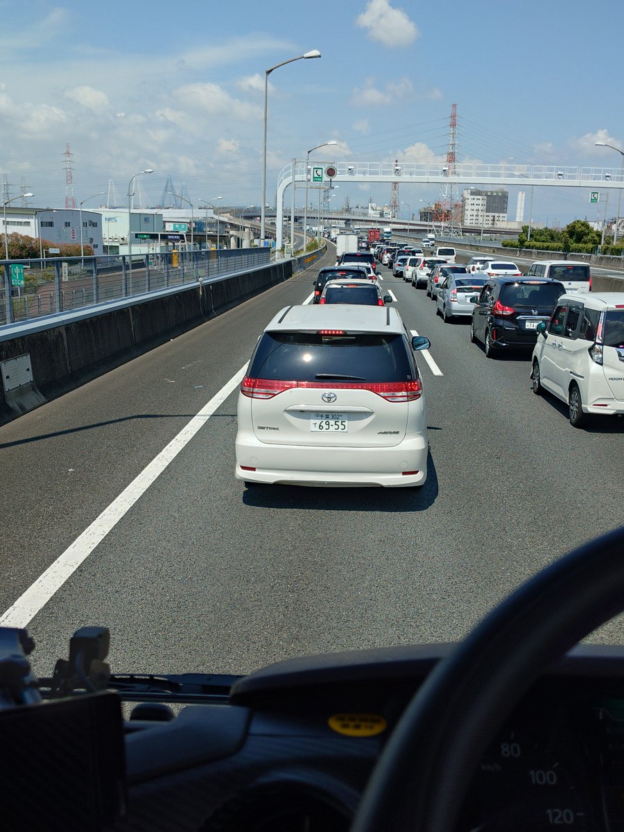 moto_0423's tweet photo. あーぁ、普段渋滞しない所が渋滞中💦
マジでウザい😡💢
 #伊勢湾岸道 https://t.co/CUAM35mthK