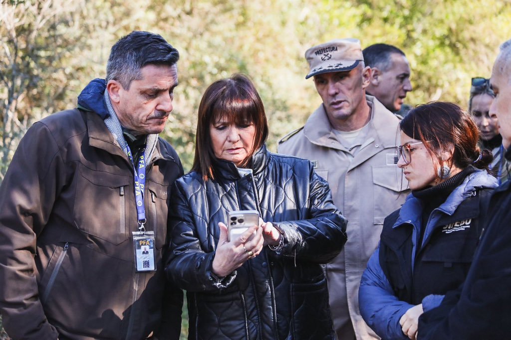 mis2centavos's tweet photo. La basura cobarde que anda armada de civil reprimiendo manifestantes es el Comisario Mayor Gustavo Antonio Gauna, Jefe de la Dirección de Organizaciones Criminales de la @PFAOficial. Hombre de @PatoBullrich. https://t.co/76A6MnEPVi