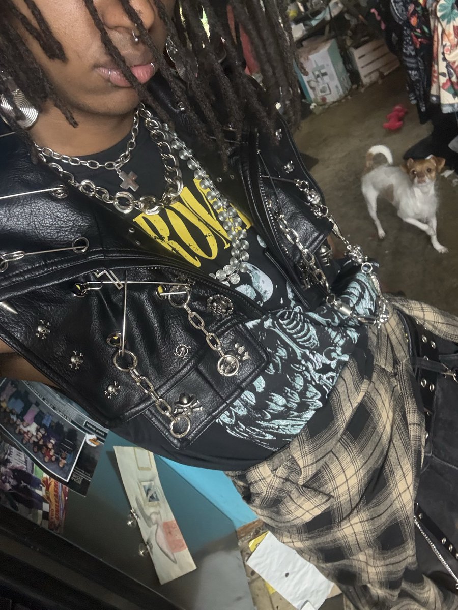Nobow10's tweet photo. $8 to my name…but we still have motion #alt #alternative #broke #fashion https://t.co/eBtKLwMqS8