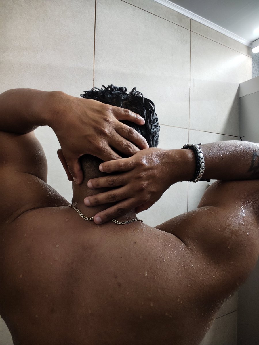 Rom5104's tweet photo. ...una duchita y a dormir.... 
Este calor está intenso 🔥

#Gay #Gym #flyp #tremendo https://t.co/SnfA2ubCSr