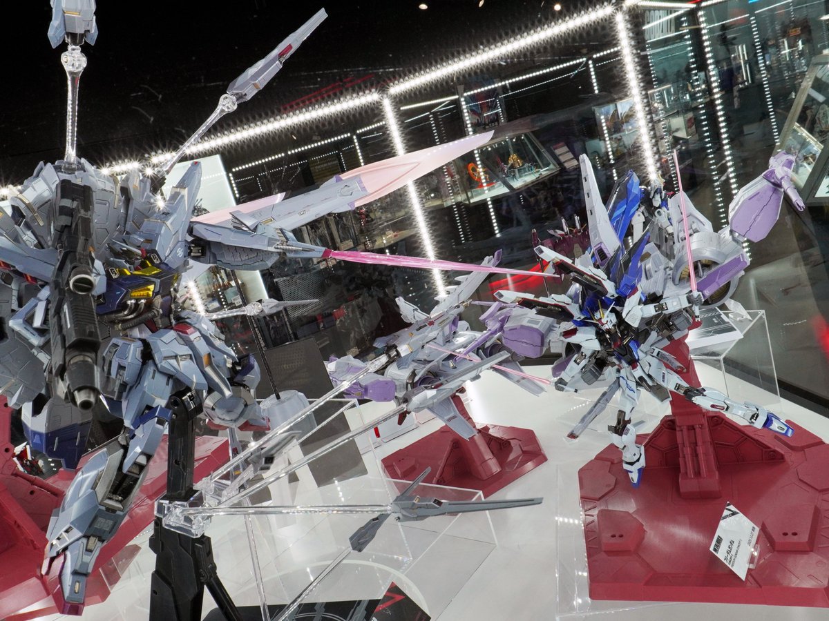 tamashii_tnt's tweet photo. 新たな時代を切り拓け——

METAL BUILD SEEDシリーズを手掛けたクリエイターにより、数々の新ギミックを盛り込んだ超大型商品「METAL BUILD ミーティア」を魂ストア東京にて絶賛展示中！

オリジナルギミックとして、「エールストライクガンダム」や「フォースインパルスガンダム」への接続にも対応した遊び応え満点の商品です。

🔽魂ウェブ商店にて【3次：2027年4月発送分】の抽選受付中！
https://t.co/TJMlslINuw

#g_seed #ガンダムフィギュア #METALBUILD #魂ストア東京