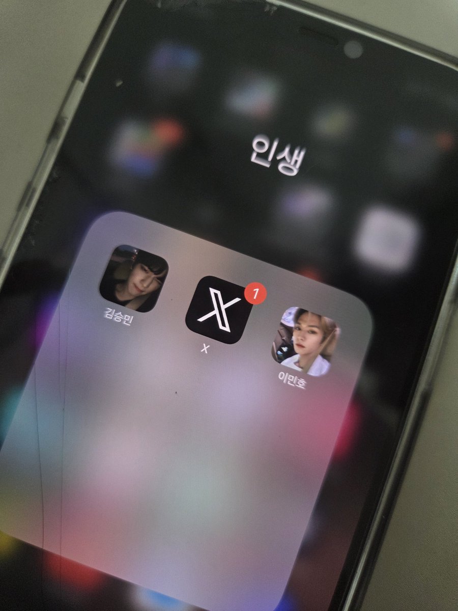 smlove0925's tweet photo. 작년까지 쓰던 폰 켰는데 얘네가 아직 남아있어서 심장이 너무 뜀 뜽밍네버다이 https://t.co/xJYfpgUmYX