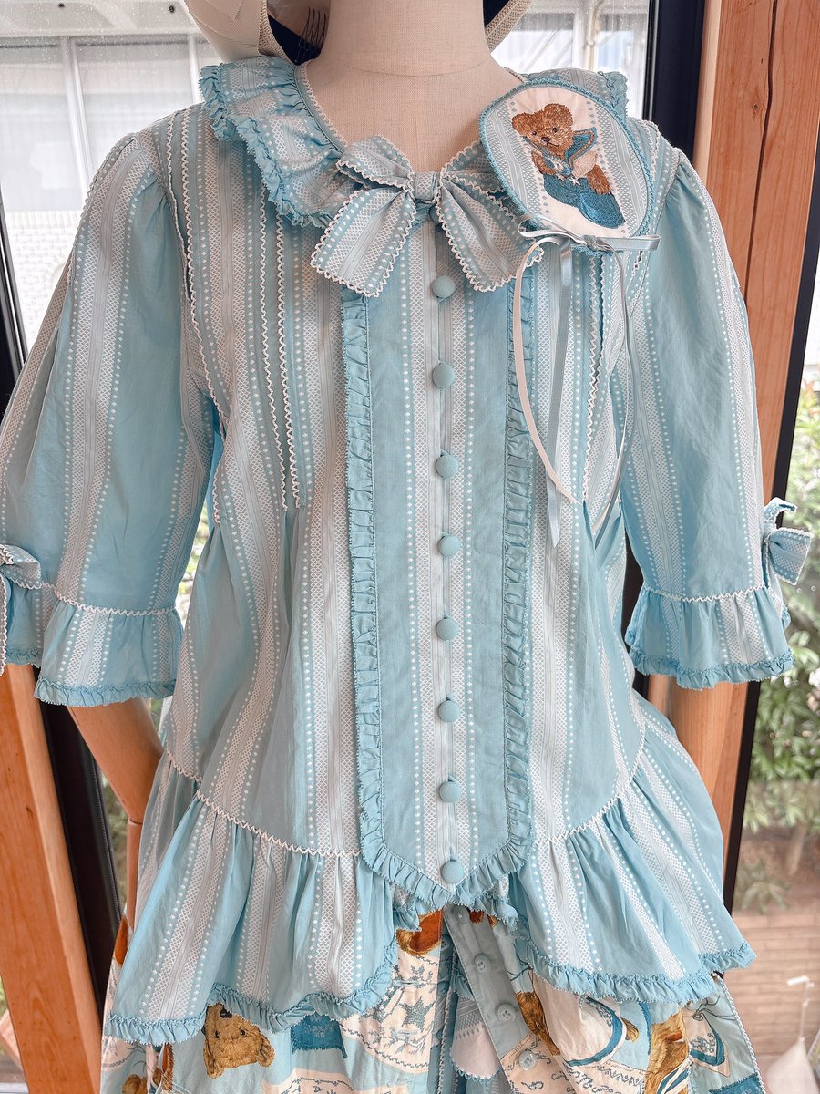 omotesando_PH's tweet photo. 皆様おはようございます♡
本日も11時より開店いたしました✨

ジャーマンクラフトベアシリーズ🐻
プリントスカート　¥78,100（税込）

たくしあげができるスカートです💫
同シリーズのブラウスとぴったりの一枚です✨

🧸🧸🧸

#ピンクハウス　#PINKHOUSE https://t.co/V8L1ACXaDv