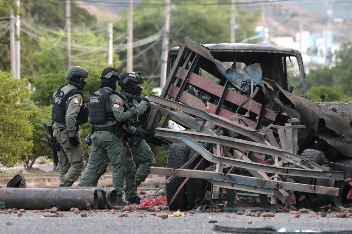 teleSURtv's tweet photo. 🚨 Reportan ataques con drones contra fuerzas públicas en cuatro departamentos de Colombia

🔴 Las agresiones se registraron en Cauca, Antioquia, Tolima y Huila sin que ningún actor armado las reivindicara. Un dron impactó la Alcaldía de Río Blanco, Tolima, y el mando militar calificó esta modalidad como violación grave al Derecho Internacional Humanitario. ¿Abre el uso de drones una nueva fase en el conflicto armado colombiano?