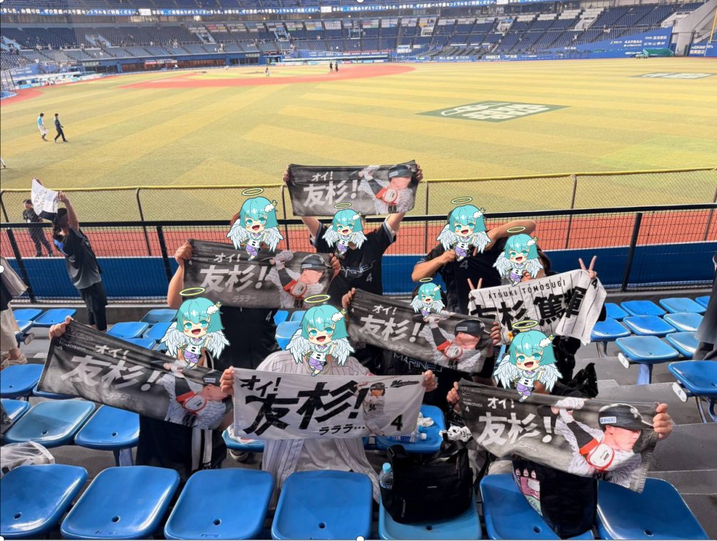 suimukuu3's tweet photo. 昨日友杉ファンの人と写真撮ってきた
写真使う許可はもらいましたが念のため
顔隠させていただいています

写真撮っているときの通りすがりの反応が
面白かった

試合にも勝ったし最高だったけど
心残りになったのは友杉選手が試合に出なかったこと

今日もゆるファイ https://t.co/cYGiDxgZ8Z