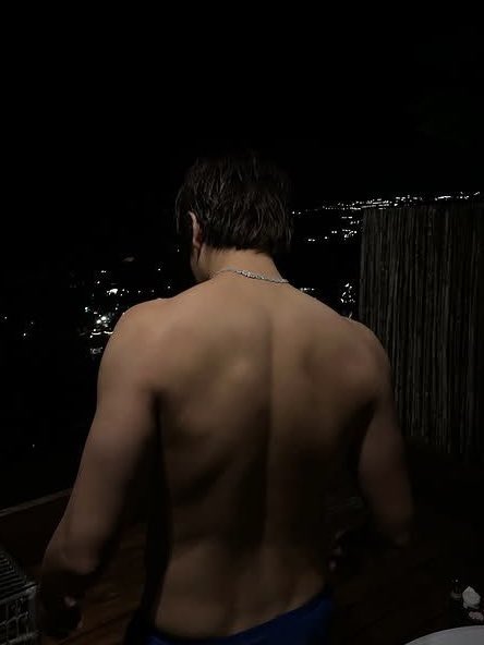 nakysooya's tweet photo. “they’re talking 
behind your back”          how’s the view? https://t.co/cKoietBsUL