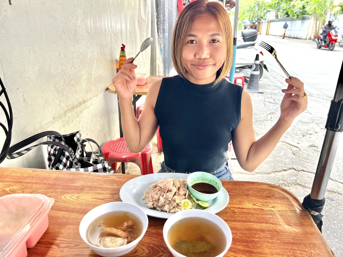 smallf14113's tweet photo. Google Mapで星4.7
カオマンガイ屋台で朝食を

スープもご飯もしっかり味ついててナムチムも最上級に美味い😋デス

#スクムビットソイ20 https://t.co/9Lri61mimB