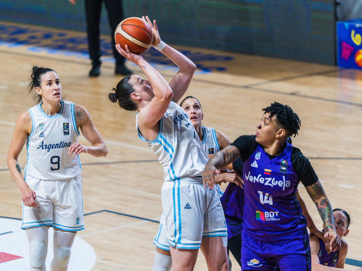 idendeportiva's tweet photo. #LasGigantes 🇦🇷 vencieron a Venezuela 🇻🇪 por 53-44 y revalidaron el título 🏆 en el Sudamericano clasificatorio a la #AmeriCupW 🏀

Melisa Gretter (MVP del torneo) 17 pts y 4 asistencias, Diana Cabrera 9 rebotes 

4° consagración Albiceleste en la competencia https://t.co/YLuYu3N5rx
