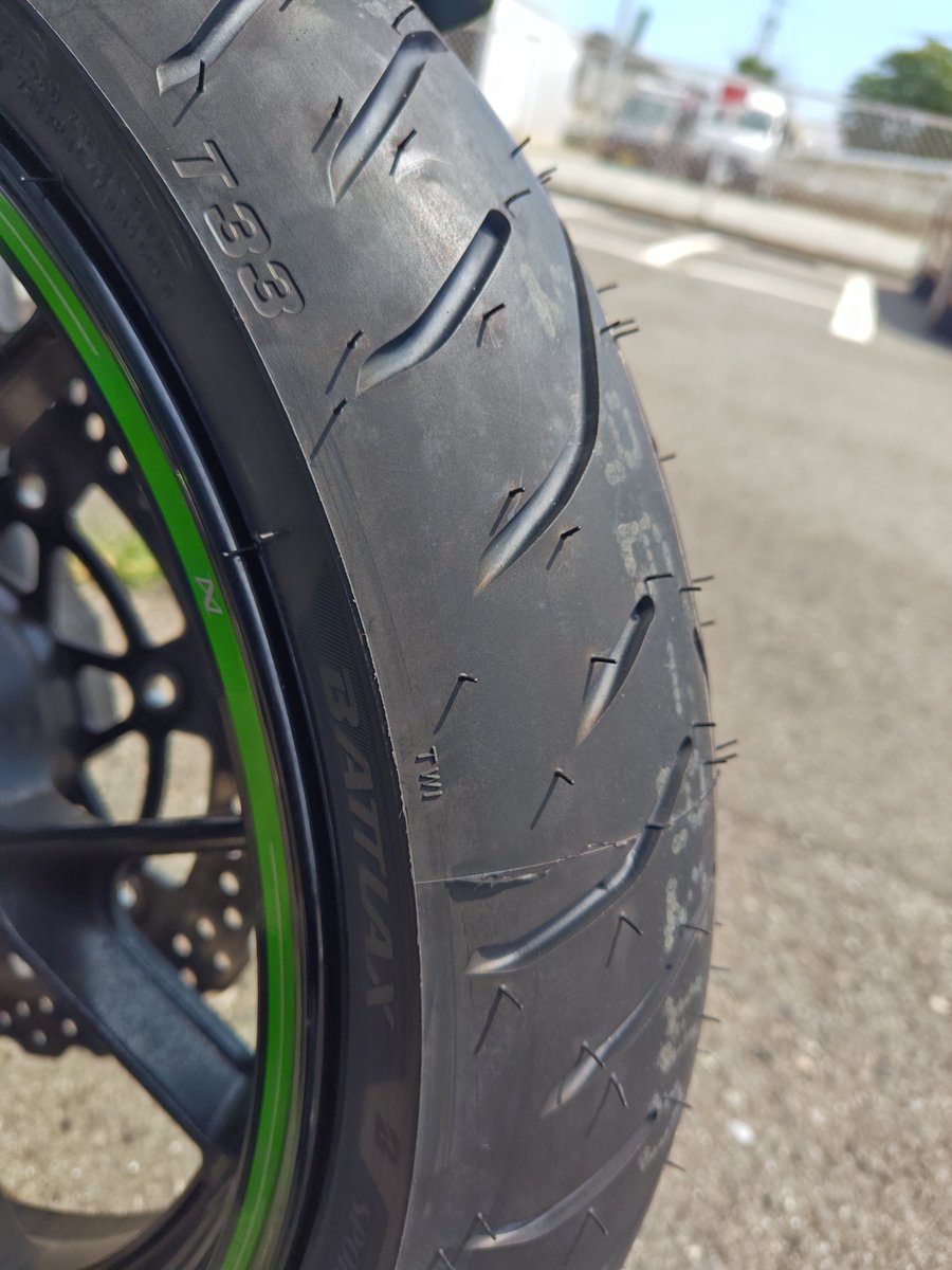 RUGGEDSTYLE_DIY's tweet photo. バトラックスT33へ替えたー🙌 #ZRX https://t.co/vRWhYFU0GG
