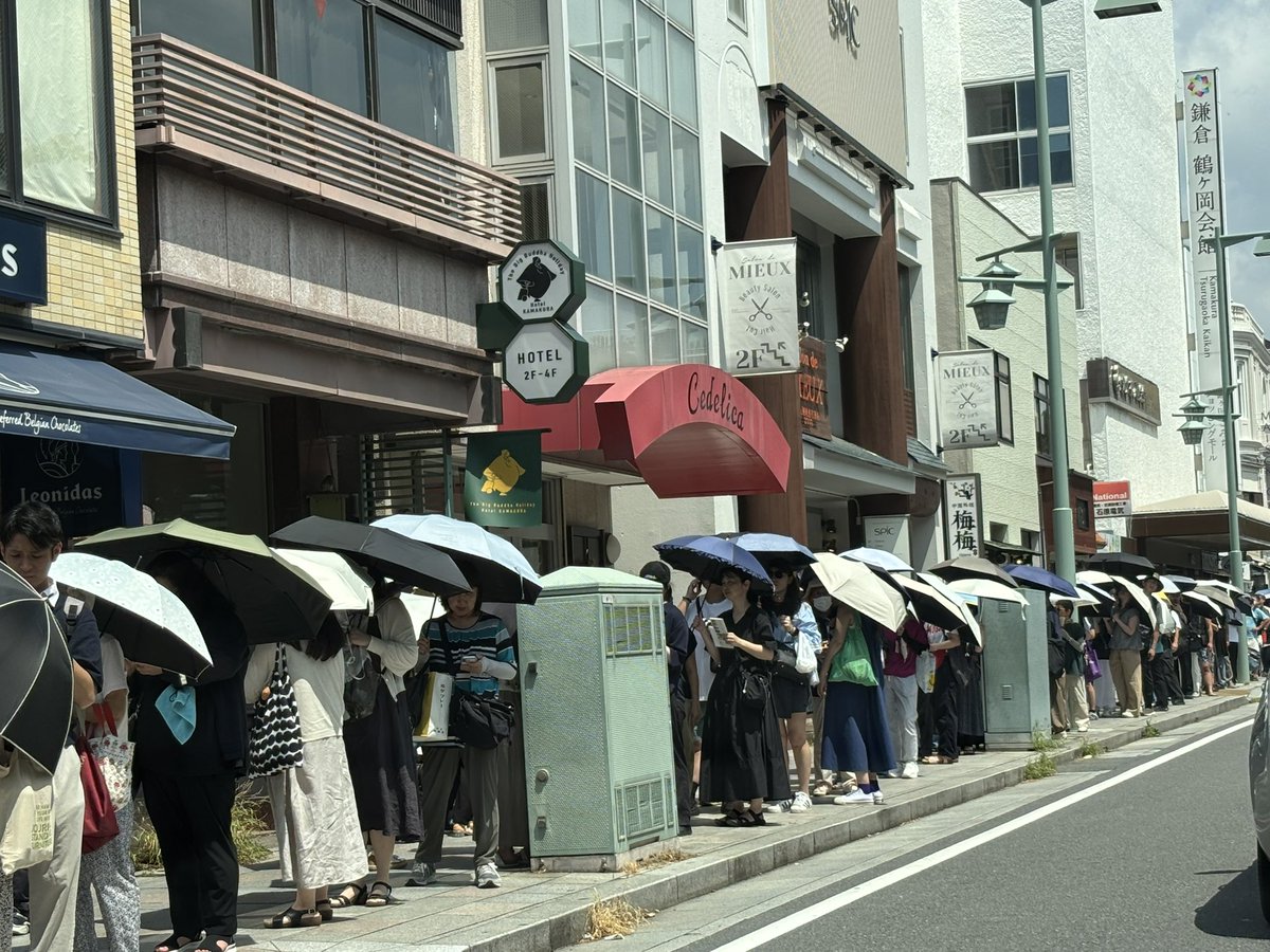 nak6mm's tweet photo. 若宮大路、暑いのにすごい行列。なんだろ？と娘と車の中で話てたら、
あ、8月10日鳩の日！鳩サブレ本店まで行列。ということは年一行事か？ https://t.co/b3SiXSkmVQ