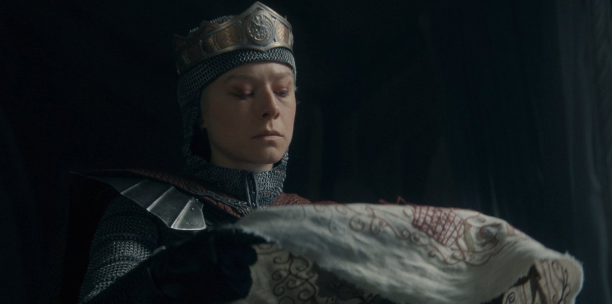WesterosLA's tweet photo. 🔥🩸LA PROFECÍA QUE LO CAMBIÓ TODO👑.

Esta es la profecía que Helaena le dejó a Rhaenyra como recuerdo… sentada en el Trono de Hierro, cubierta de sangre. #HouseoftheDragon 

¡¡NOS VEMOS EN 2028!! https://t.co/FIE2705t5r
