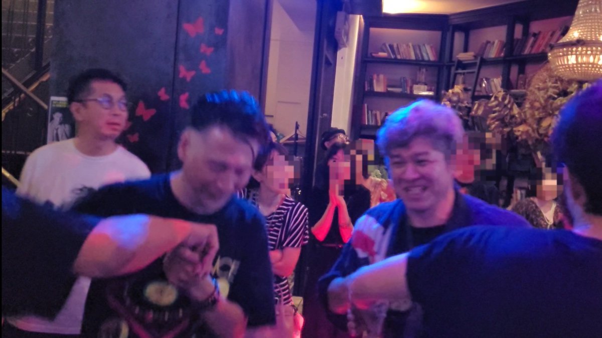 durayoshi's tweet photo. 昨日は80’sROMANCEの25周年アニヴァーサリー！これでもか？！ってほど大好きな曲がかかりまくり、映像見ながら踊る幸せ💕入ってから出るまで一度も座らなかったのは今回が初めてです。レギュラー、ゲストDJの皆さま、お話していただいた方々、ありがとうございました😆 https://t.co/o5DJATLyGV