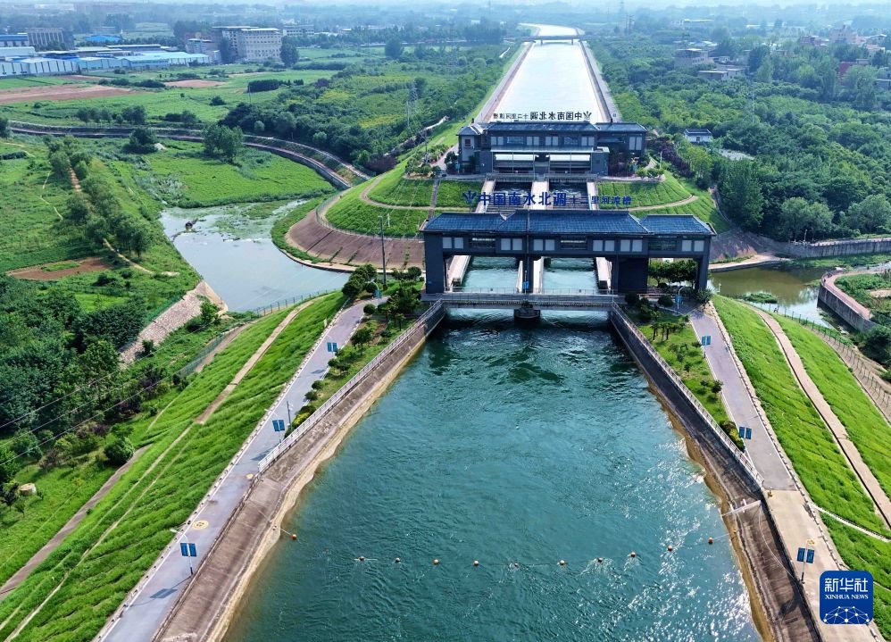 PDChinese's tweet photo. 【南水北調東中線一期工程調水超900億立方米】據水利部和中國南水北調集團消息，截至8月10日，南水北調東中線一期工程調水超900億立方米。其中中線一期工程調水超800.5億立方米，東線一期工程調水超99.5億立方米。 https://t.co/oNB6vzgVW4