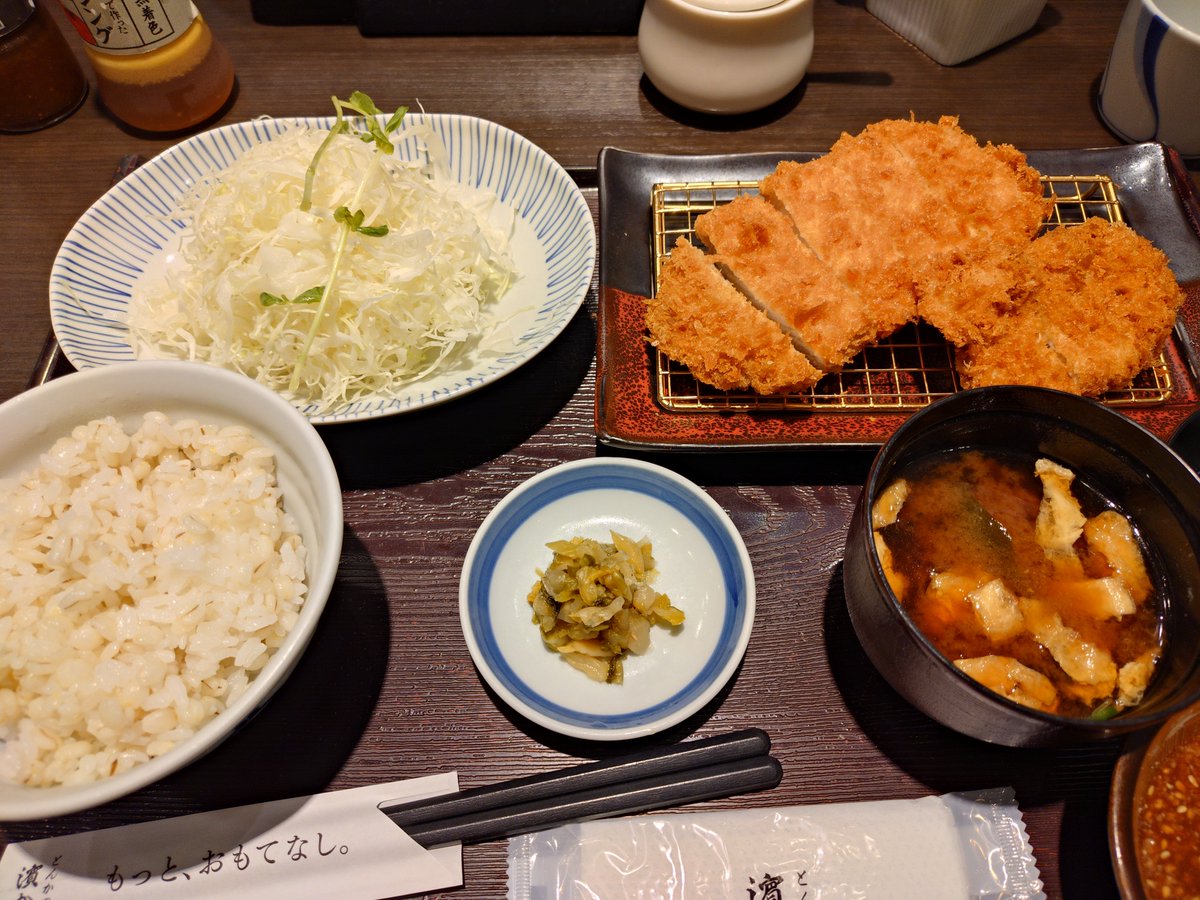 ZINDqx's tweet photo. 昨日は朝から母のSOSでご飯にもトイレにも行く余裕なく病院を廻って、結果緊急手術&amp;入院で帰ったのは日付が変わってからでした😅

空腹という感覚を思い出したので、1日半振りのご飯です🤤🤤🤤

今日は早めに仕事を切り上げて、手続き等も残ってるのでお見舞いに行きます😎👍 https://t.co/FewB8kZPKI