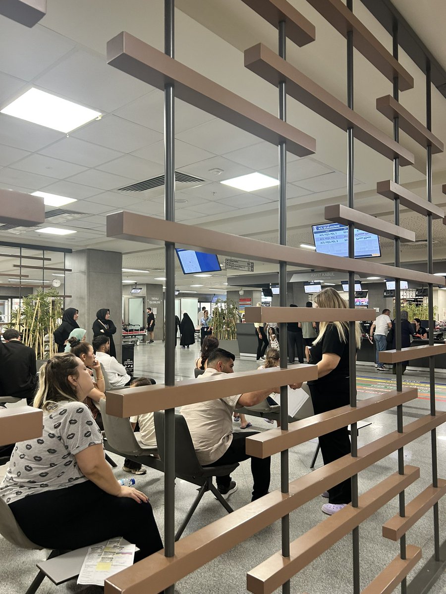 salihkoca06's tweet photo. Bir hastam için Etlik Şehir Hastanesi Acil Servisine geldik. Yoğun bir hasta sirkülasyonu var. Sağlık Personeli hızlı bir şekilde müdahale ediyor. Buraya kadar sorun yok.

Beni üzen şey gözlemlediğim kadarıyla hastaların nerdeyse yarısının acil bir durum için orda olmaması. Gülen şakalaşan bir sürü hasta var. Acil sırası bekleyen hastalar varken bu oldukça can sıkıcı. Bir çoğunu videoya alıp burda gösterebilirdim.

Lütfen insanlara saygı duyun, acil hastaların hakkına girmeyin. 
Bu ayrıca kul hakkıdır.

@saglikbakanligi @drmemisoglu @etliksehirhast