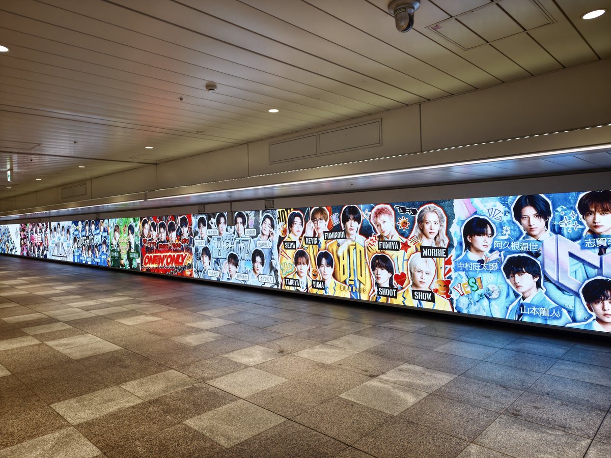 adbrex_'s tweet photo. 新宿駅で遭遇、EBiDAN（エビダン）15周年のジャック広告。
東西自由通路を丸ごとジャック。圧巻すぎる...！
#EBiDAN
#Yes_EBiDAN15th https://t.co/ves1Nkz5fC
