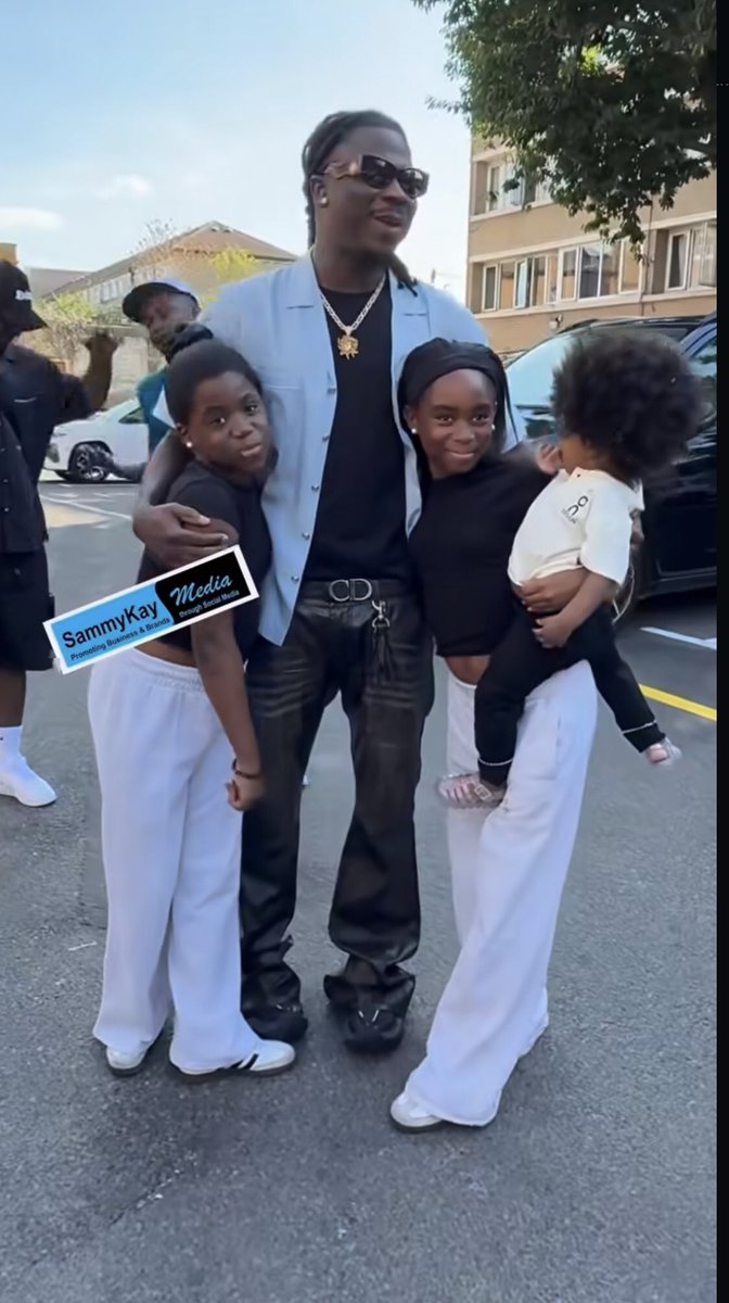RmmHappiness's tweet photo. Stonebwoy didn’t force the kids to do any sign oh chaley levels deh 🔥😂😂 https://t.co/AVqj7mgTXy