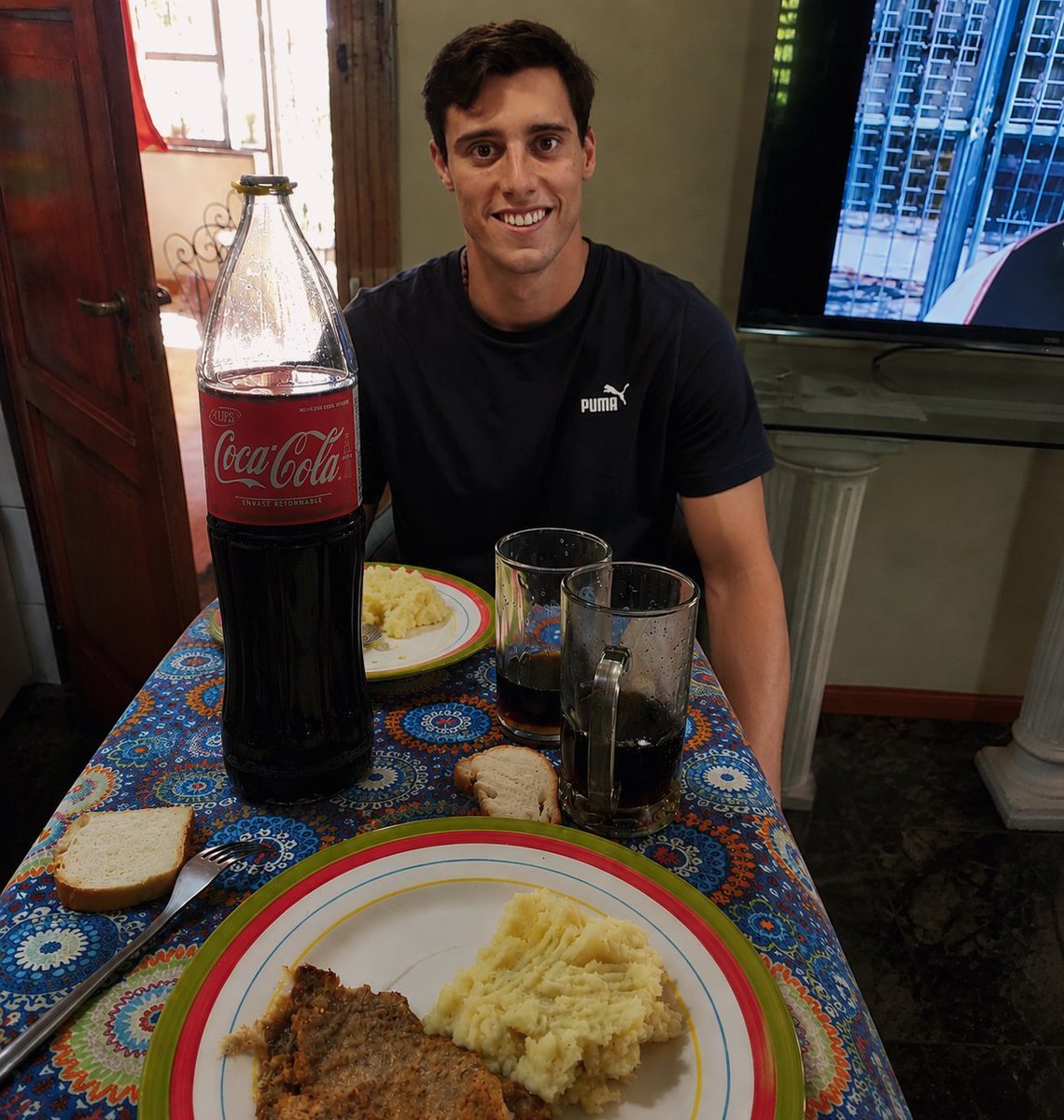 dusktillzain's tweet photo. + maa Santi quiere otra milanesa
- mentira señora https://t.co/FFKoXmNy9L