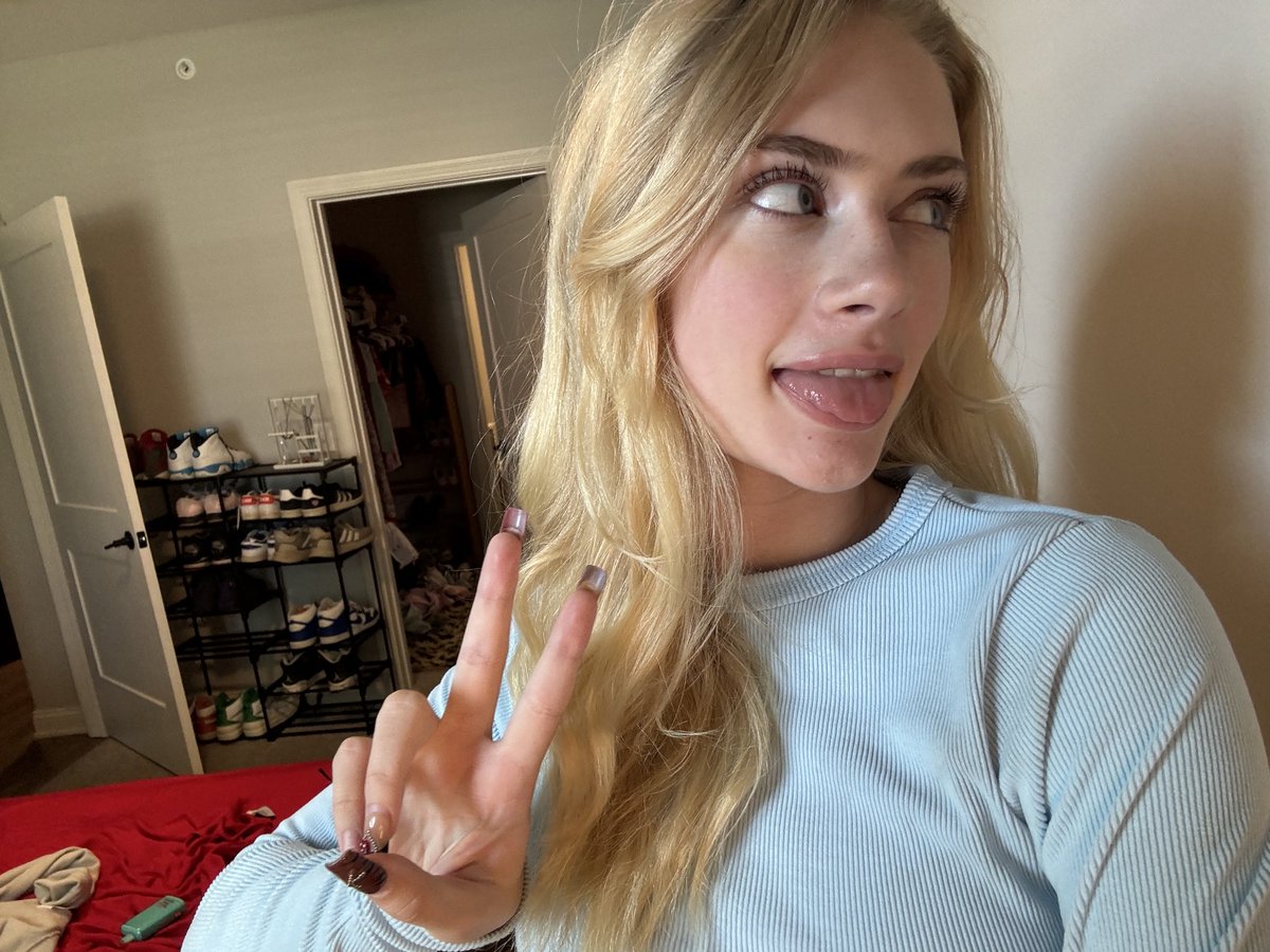 chlojo0o's tweet photo. Who actually like shy girls? https://t.co/EPRTU13gTg