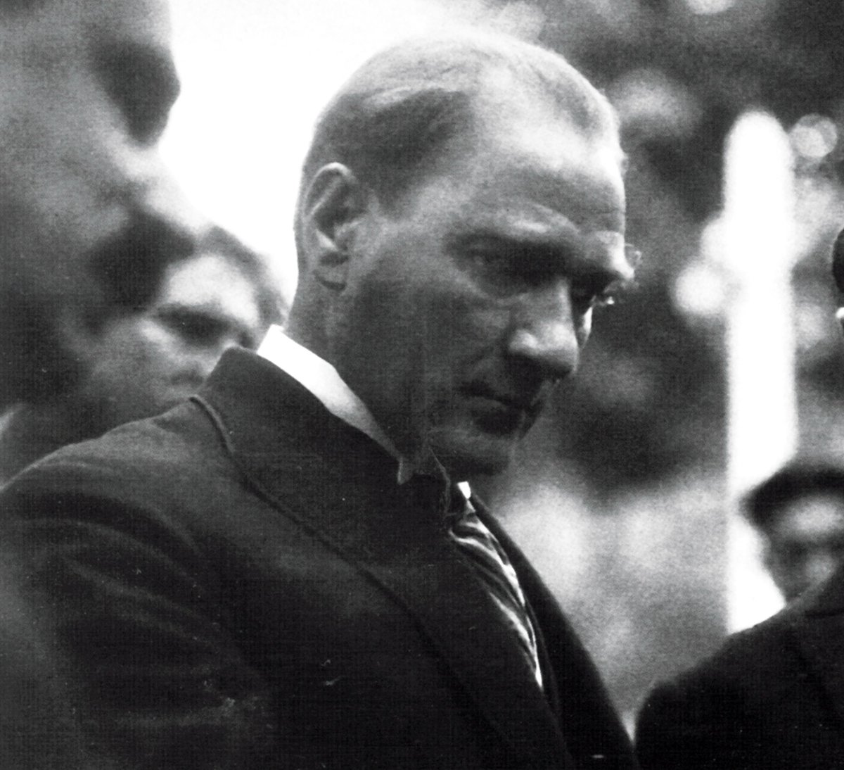 SMEYDAN's tweet photo. "Gerçekten memlekete hizmet etmek isteyenlerin kalbi açık olmalıdır; açık söylemelidirler. Millet ile, milleti yönetenler çok açık görüşmelidirler. Olan şeyler ve yapılacak şeyler olduğu gibi ifade olunmalıdır. Yoksa, safsatalar ile milleti aldatmak, onu birbirine düşürmek demektir. İlkemiz, daima millete karşı gerçekleri ifade olmalıdır. Milleti aydınlatma, bu demektir. Millete gerçeği açıklayanlar, kendilerinin de aldanmadığına emin olmalıdır. Arkadaşlar, benim bütün yaşamımda izlediğim yol budur!" (Atatürk, 1923)

(Mahmut Soydan, "Gazi ve İnkılâp" 
Milliyet gazetesi, 8.12.1929, s.1)