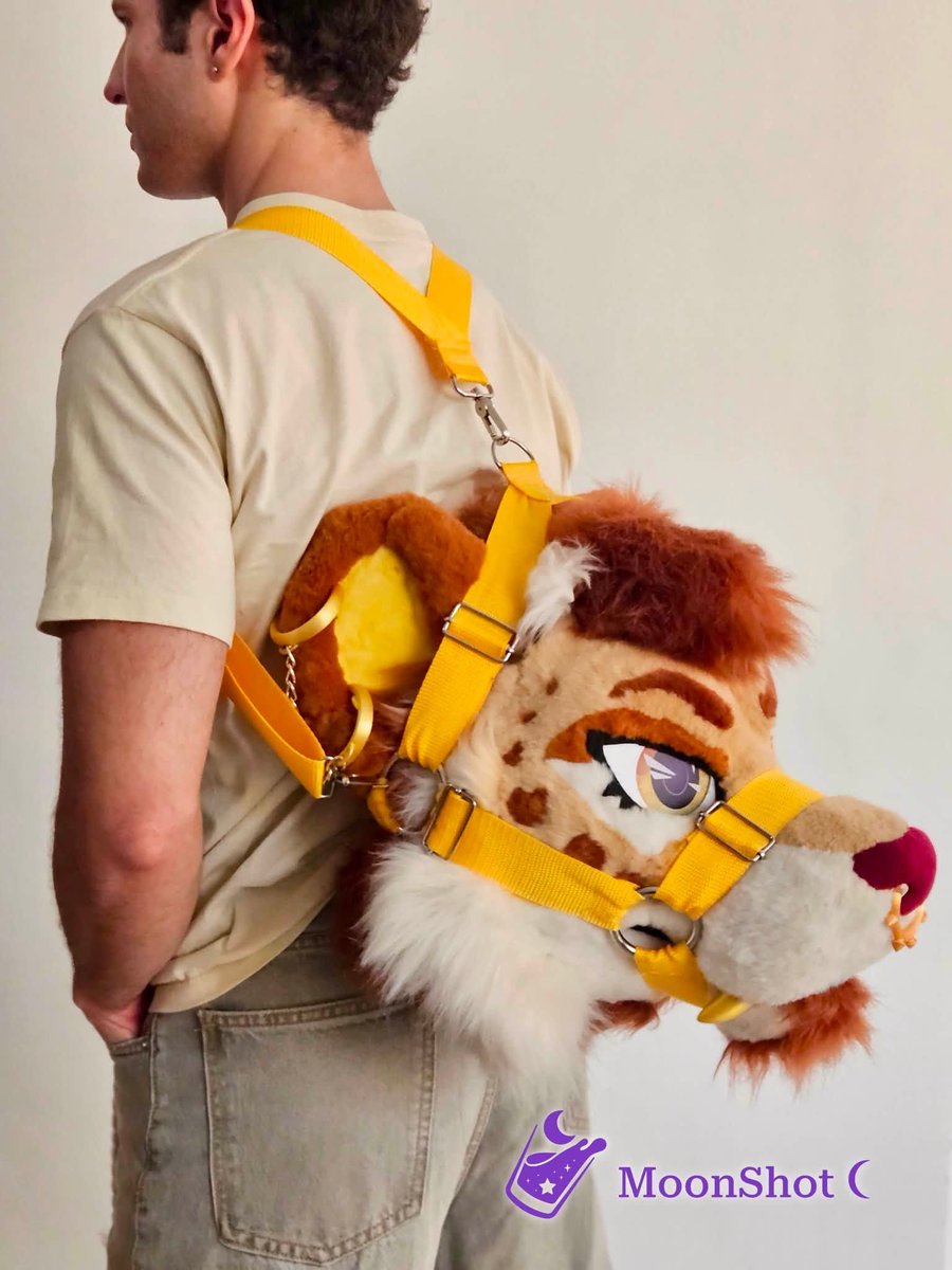 MoonShot_C's tweet photo. 🌙New harness design🌙
This "backpack" style muzzle is designed so you can comfortably carry your suit, the straps are easily removeable for when you're ready to fursuit again ✨️

We'll have them for sale at @Confuror and we'll soon have a pre-sale with delivery at the event 💜 https://t.co/2anOQ1z4bQ