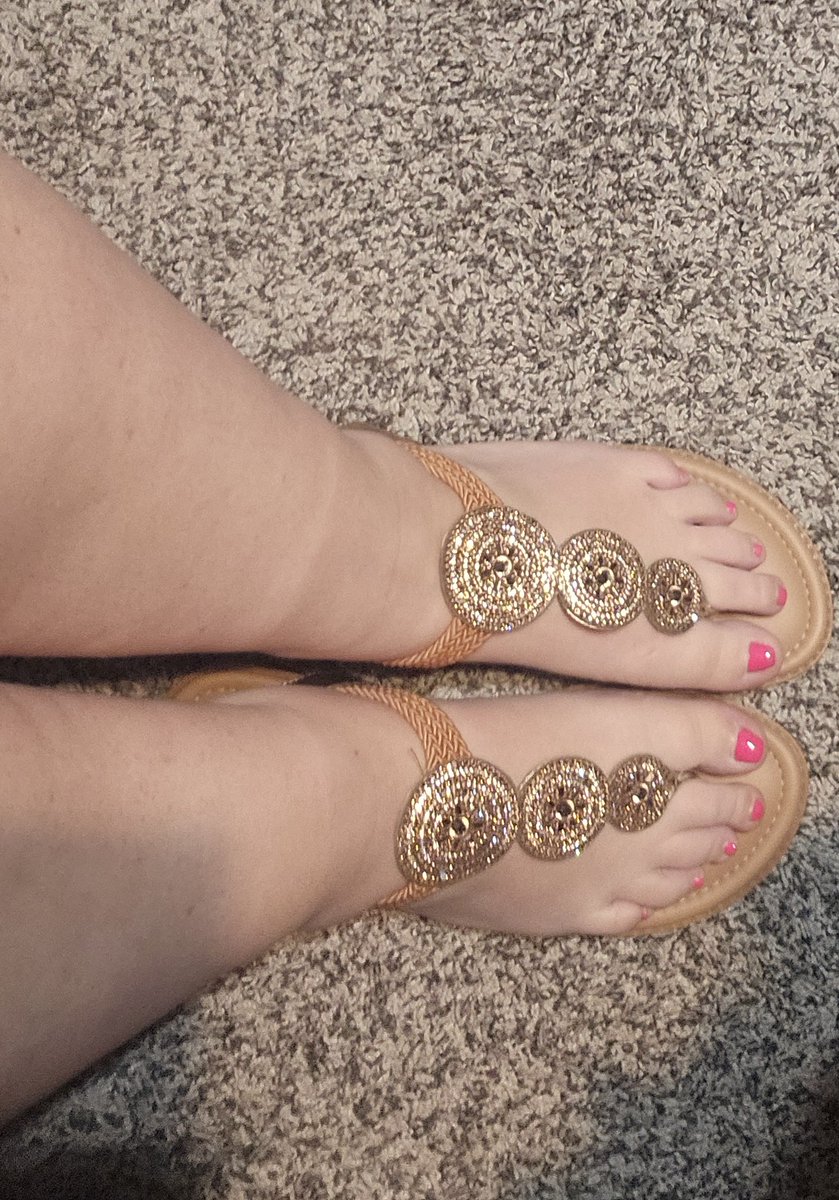 Mrs_Tempt's tweet photo. Golden sandals, pink toes &amp; a little leg tease ✨👣 Which view is your favorite? I might just keep these on a little longer for you… 💋

Check out the full set for free on my FeetFinder 👣 Check my profile for the link ✨️ https://t.co/8JRCRKAyuS