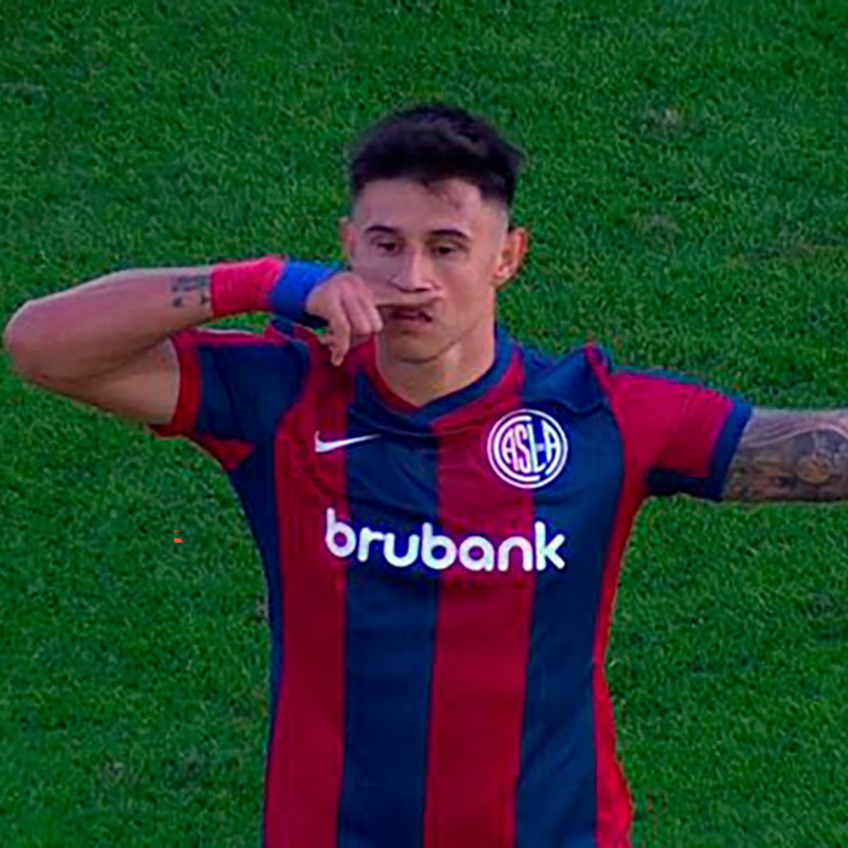 garufa_ok's tweet photo. Cuando el paraguayo Bareiro celebró UN EMPATE DE LOCAL bardeando a Coccaro todos lo aplaudían. ¿Ahora dicen que Caicedo genera violencia por el Topo Gigio? Si lo hace un jugador de San Lorenzo está bien pero si lo hace uno de Huracán está mal. Midan sus varas morales, amigos. https://t.co/NfiP2vJGBK