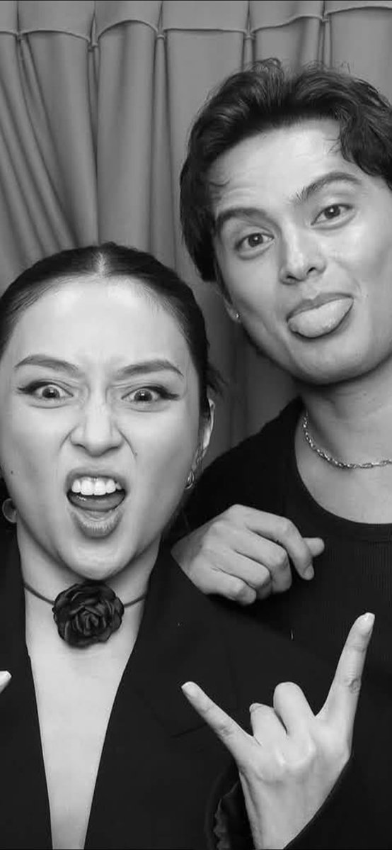 KathReidMedia's tweet photo. Kathryn Bernardo &amp; James Reid pose in the photo booth. 

Credits: thememorymachinebooth (IG)

#KathReid #SomeoneSomeday https://t.co/ryqhzVDWE6
