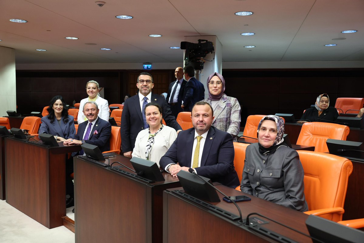 CYAZMAC's tweet photo. 📍TBMM Genel Kurulu

Şehit ailelerimiz ve kahraman gazilerimizin haklarına yönelik önemli düzenlemeleri içeren Bazı Kanunlarda Değişiklik Yapılmasına Dair Kanun Teklifini Genel Kurulumuzda kabul ederek yasalaştırdık.

Aziz vatan uğruna canını feda eden şehitlerimizin bizlere emaneti olan aileleri ile fedakarlıklarının nişanesini ömür boyu gururla taşıyan gazilerimizin her zaman yanında olmak, devletimizin ve milletimizin en büyük vefa borcudur.

Düzenlemenin şehit ailelerimize, gazilerimize ve kıymetli yakınlarına hayırlı olmasını diliyorum. 🇹🇷

@RTErdogan @Akparti @NumanKurtulmus @TBMMresmi @AKPartiTBMMGrup