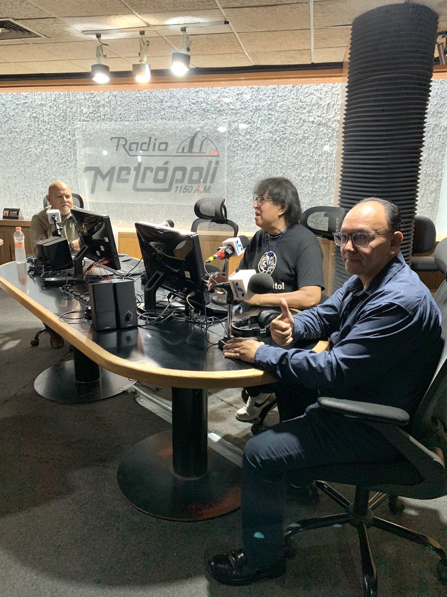 sainzluiscarlos's tweet photo. #Radio #90s #Guadalajara
Reporteros de radio de la “vieja guardia” en Guadalajara. José Luis Jiménez Castro, Javier Ortega Ponce y Luis Carlos Sáinz. Aquí el programa completo 👉🏼 https://t.co/JvgFMR57vG… vía @Notisistema https://t.co/ku9XX9FtMz