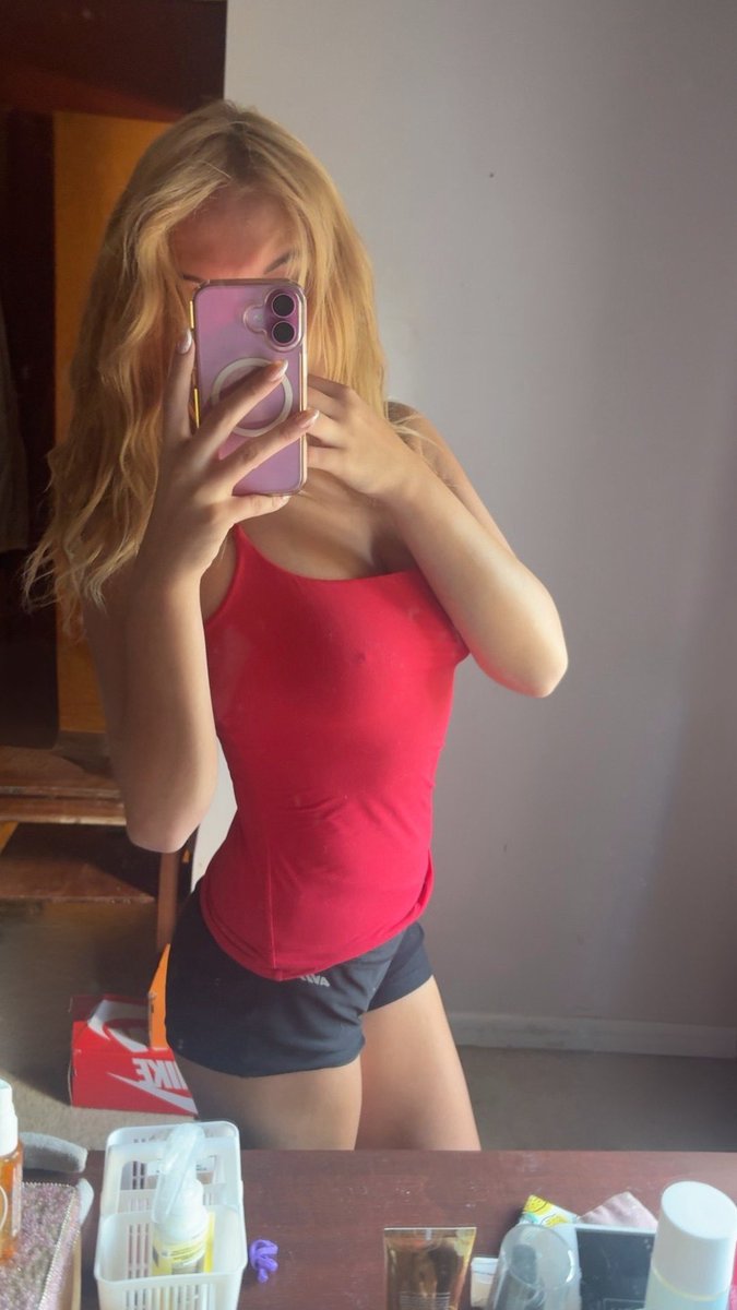 daphxcf's tweet photo. outfit check asf https://t.co/WTRY29jGzY