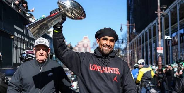 FinesseBucket's tweet photo. Quarterbacks holding trophies > https://t.co/QQCs7ploaB