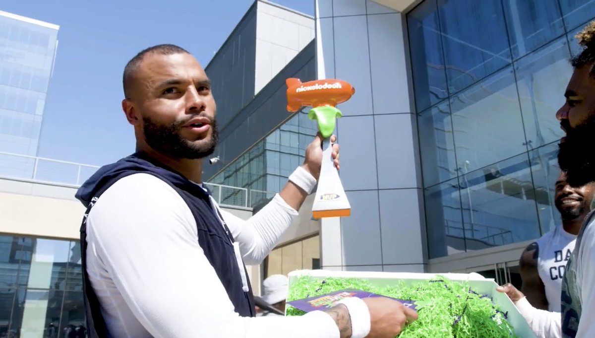 FinesseBucket's tweet photo. Quarterbacks holding trophies > https://t.co/QQCs7ploaB