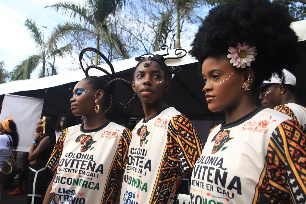 AlcaldiaDeCali's tweet photo. ¡Domingo de “Bundeando a la Casa Grande”! 

La Calle 5ª se llenó de alegría, música y tradición con el Desfile de Colonias, anunciando que ya arrancó el Festival de Música del Pacífico Petronio Álvarez 2026.

¡No es agosto, es #Petronio! 💃🏾🔥 https://t.co/U9j3CQiyc0