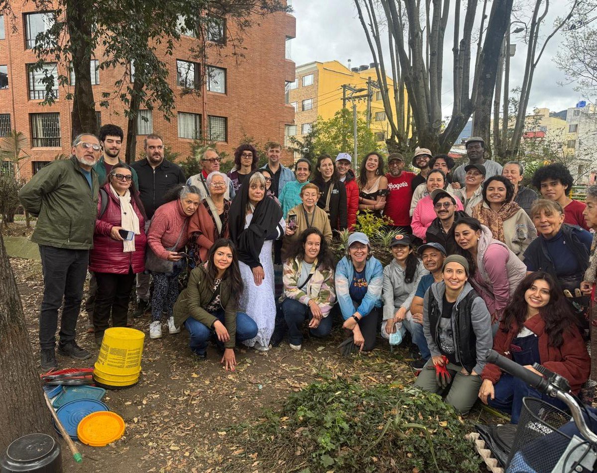 Oscar_MuRam's tweet photo. Acá no hay tiempo para la tristeza permanente, para rendirse. Resistimos desde la alegría y el tejido comunitario que nos sostiene.🌱✊🏾
El fascismo será temporal. Ninguna victoria es eterna, ninguna derrota es para siempre.💪🏾⌛
#PacaDigestora #Paz https://t.co/hYaK7qDh7l