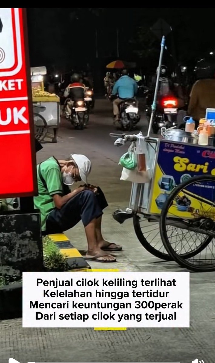 LiaAfri03881071's tweet photo. Bapaknya belum makan dari siang 😭  Semoga makin banyak yang bikin konten seperti ini supaya bisa membantu lebih banyak orang. Memang kudu sering turun ke jalan supaya tahu kondisi nyata masyarakat kebanyakan. Itu yang pada duduk di singgasana kekuasaan sekarang nyaman yaa berbuat seenaknya tapi nanti akan dituntut pertanggungjawaban oleh Allah. Justru yang menderita di dunia nanti akan menikmati indahnya keabadian.
cc: ayulusintaa