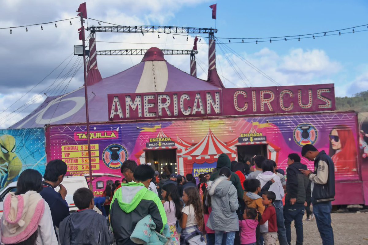 JaimeRaulSt's tweet photo. Hoy el equipo del Partido Verde en Paipa logró invitar a 400 niños y niñas de la ciudad al Circo 🎪 y la verdad fuimos muy felices. Muchas gracias por su gran trabajo social https://t.co/K3la8rMtWG