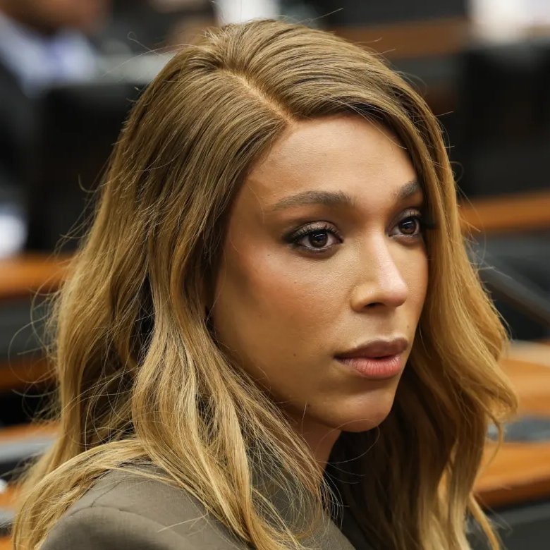 republiqueBRA's tweet photo. 😬🏳️‍⚧️ David Deccache, ex-assessor econômico do PSOL, critica a atuação parlamentar de Erika Hilton e afirma que ela era "inacessível, uma verdadeira diva pop":

🗣️ "Ela nunca estudou uma nota técnica sobre esse tema [da Reforma Tributária], nem sequer queria saber do que se tratava, quais eram as polêmicas, quais eram as possibilidades. Nunca participou de absolutamente nada. Total descaso com suas responsabilidades como líder. Não fazia a mínima ideia do que estava acontecendo no Congresso sobre esse e tantos outros assuntos FUNDAMENTAIS PARA A CLASSE TRABALHADORA. Na votação do fim do abono salarial para quem ganha mais de 1,5 salário mínimo (uma espécie de 14º salário para o trabalhador formal que está, em muitos casos, na escala 6x1), ela não fez ABSOLUTAMENTE NADA para reverter isso. É só olhar as redes sociais dela na época. É factual. E ela não era uma parlamentar qualquer. Era a LÍDER. A representante do partido, da bancada e de toda a militância. Eram outros parlamentares da bancada que assumiam responsabilidades que deveriam ser da líder. A construção de emendas e destaques, as reuniões e toda a articulação em torno dessas pautas ficavam a cargo de outros parlamentares. Eu nem tentava mais falar com ela. Era inacessível, uma verdadeira diva pop".