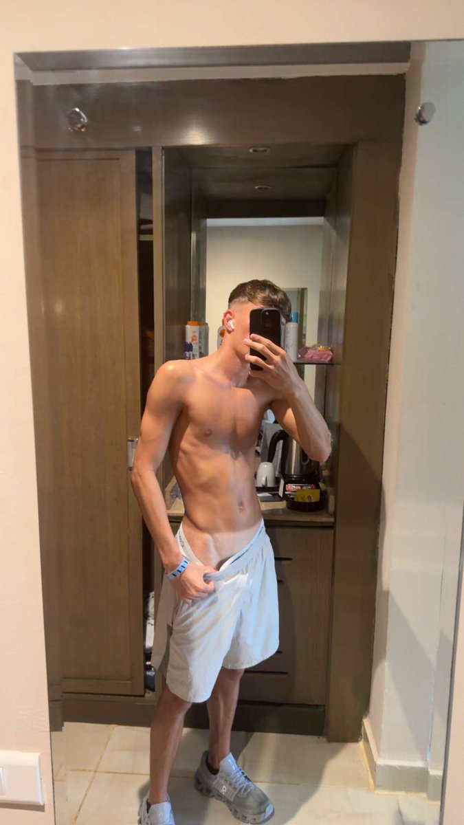 Jayden_James01's tweet photo. What would you do with it ?
#nsfwtwtًً #findom #teenager #wankchat #wank https://t.co/oPWjM3xBdN