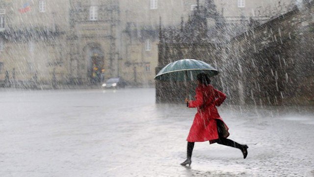 marcorccv's tweet photo. 🌧Primero, prepárense para la lluvia... eterna. Aquí, si el sol aparece es solo para sacarse un selfie antes de esconderse de nuevo detrás de nubes grises. No importa si es verano o invierno, siempre necesitarán un paraguas, botas de agua y quizá una pequeña arca por si acaso. https://t.co/10qurUE3iE