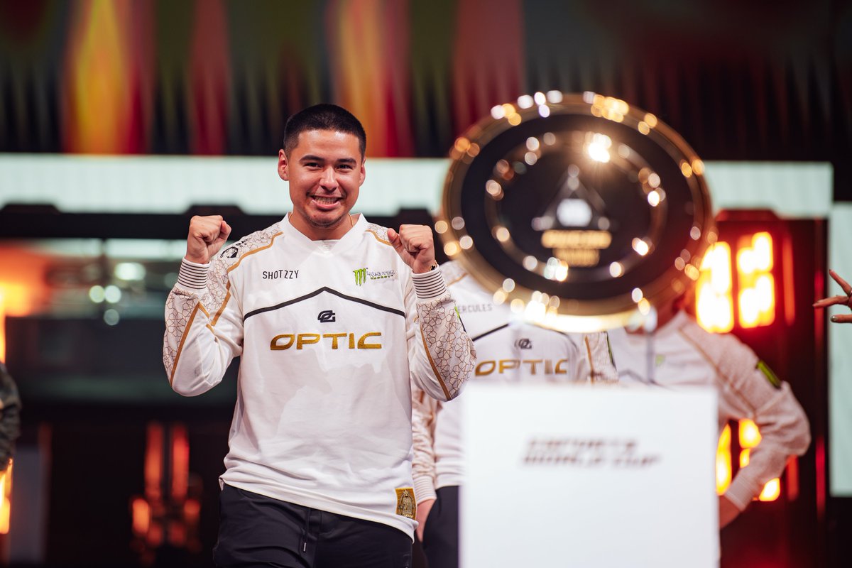 EWC_Extra's tweet photo. A party in Paris 🏆 #GreenWall https://t.co/g2161WA0x8