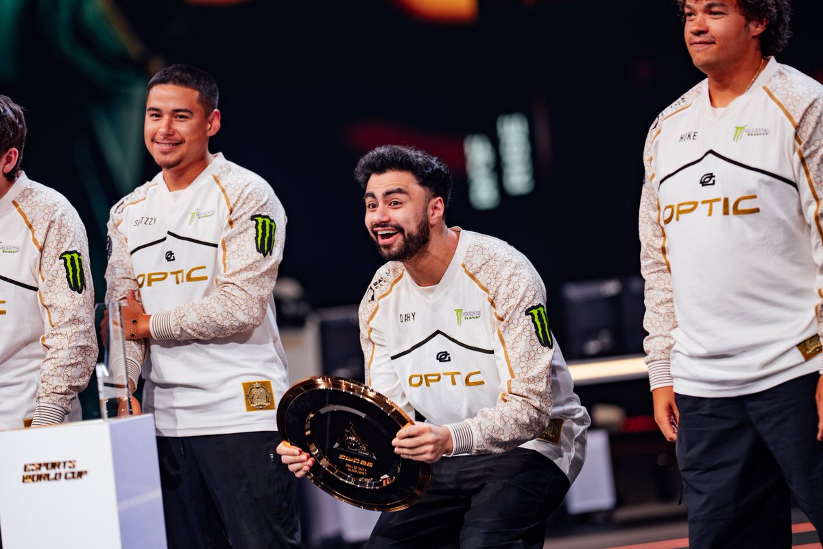 EWC_Extra's tweet photo. A party in Paris 🏆 #GreenWall https://t.co/g2161WA0x8
