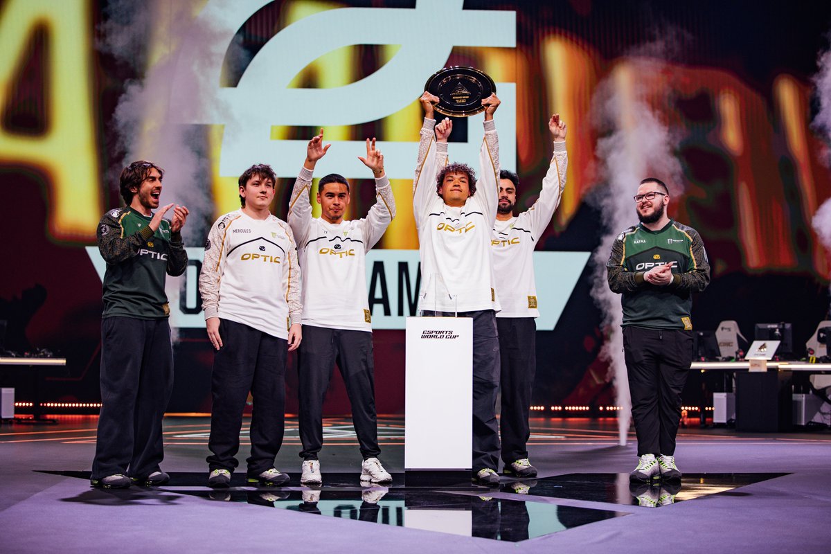EWC_Extra's tweet photo. A party in Paris 🏆 #GreenWall https://t.co/g2161WA0x8