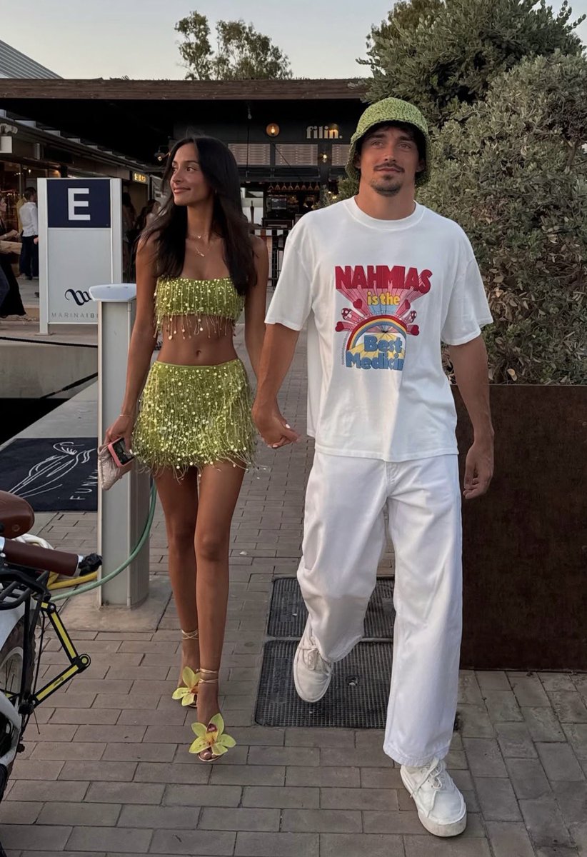 GossipRoomOff's tweet photo. 🚨 Arthur Leclerc a visiblement devancé son frère Charles et Alexandra Saint Mleux en annonçant lui-même l’heureuse nouvelle ! 

Le jeune pilote a partagé plusieurs photos de famille sur Instagram, dont un cliché sur lequel Alexandra apparaît avec un ventre arrondi.

Une publication qui révèle ainsi que Charles Leclerc et Alexandra Saint Mleux attendent leur premier enfant, alors que le couple n’a pas encore annoncé publiquement la grossesse.

Une manière particulièrement spontanée et très "petit frère" pour Arthur de partager la nouvelle ! 🥹❤️