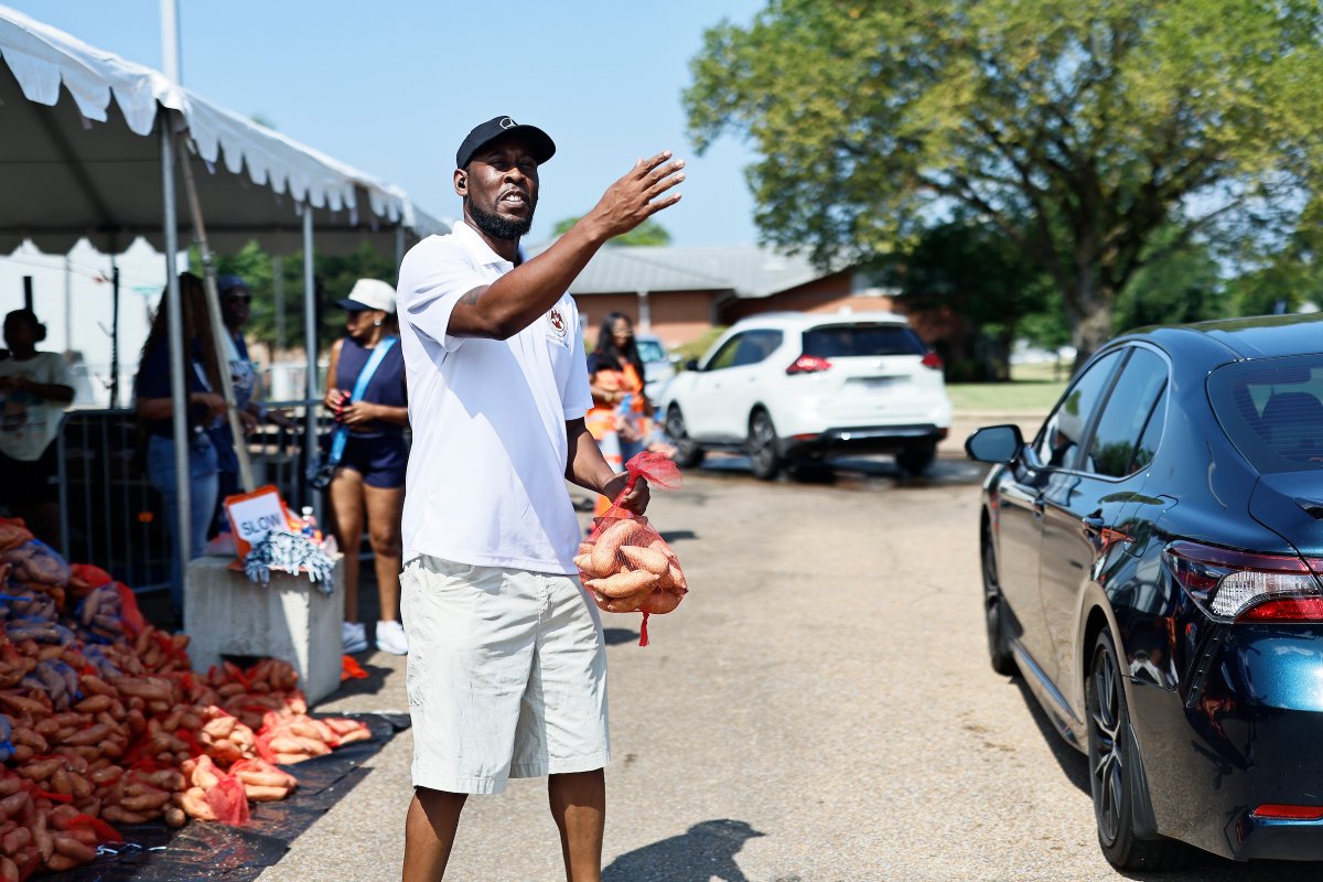 JacksonStateU's tweet photo. #JSUCares: Student volunteers, community partners, Jackson State staff and elected officials gathered for JSU's annual Crop Drop event, delivering over 10,000 pounds of sweet potatoes and 250 watermelons to residents of the Metro-Jackson area. https://t.co/0WnZlCloZc