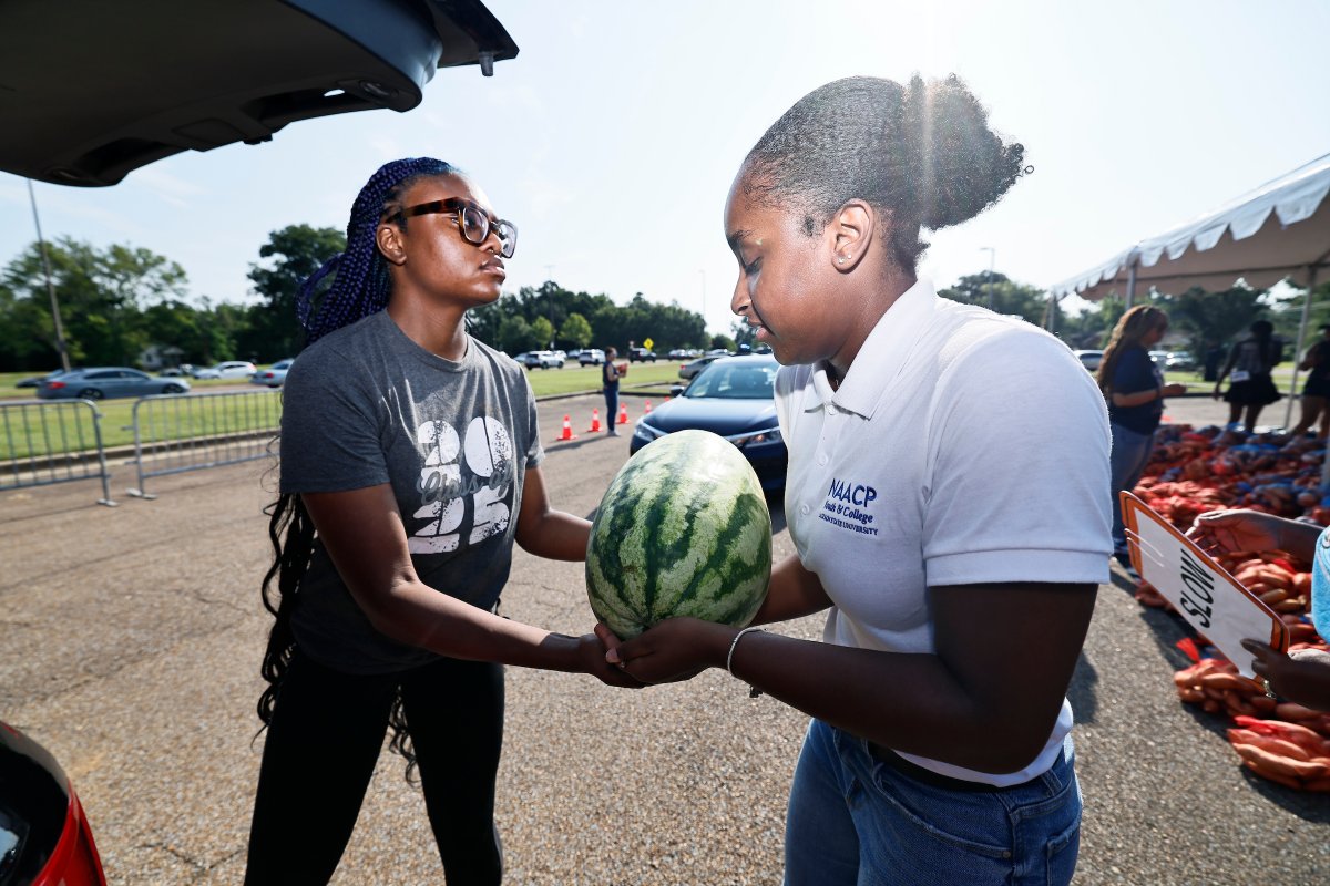 JacksonStateU's tweet photo. #JSUCares: Student volunteers, community partners, Jackson State staff and elected officials gathered for JSU's annual Crop Drop event, delivering over 10,000 pounds of sweet potatoes and 250 watermelons to residents of the Metro-Jackson area. https://t.co/0WnZlCloZc
