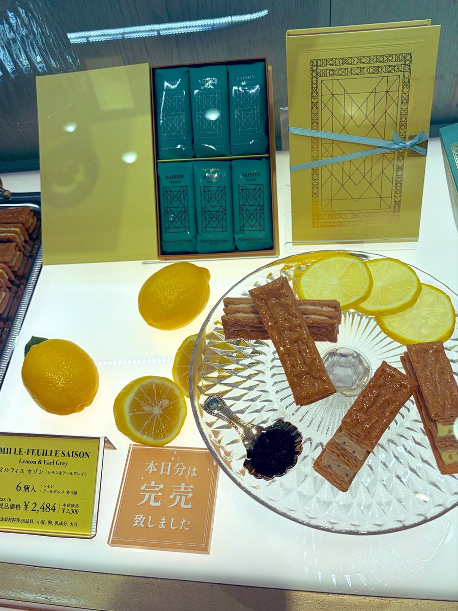 8JPdjsdNLSCRE7u's tweet photo. 銀座で買いたいお土産1🎁
松屋銀座さんの地下一階
「ミルフィユ メゾン フランセ」さんの
季節限定ミルフィユセゾン
今はレモンとアールグレイ🍋🫖
本のような箱に可愛いリボンで封をして
お土産に喜ばれそう
定番のミルクとショコラも👍🍼🍫
#MATSUYA
#いつもありがとうございます
#ハートの日 https://t.co/kAoXGZZb73